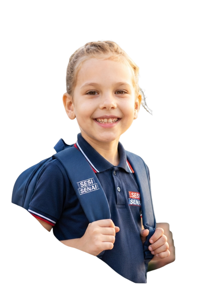 Aluna sorrindo vestindo uniforme do SESI SENAI