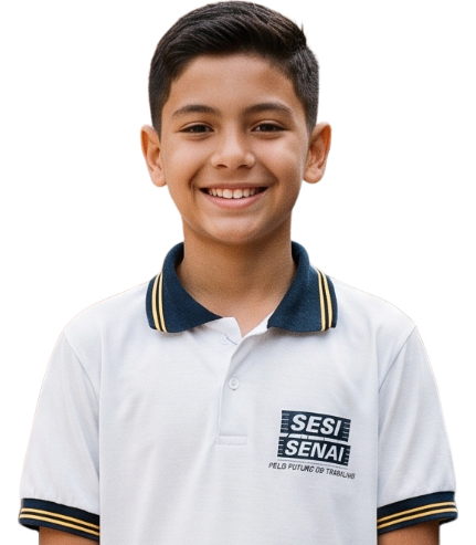 Aluno sorrindo vestindo uniforme do SESI SENAI
